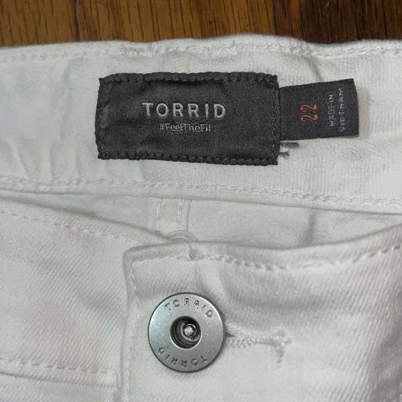 Torrid Feel The Fit White Denim Jean Shorts with Frayed Hem Size 22 - Picture 3 of 5